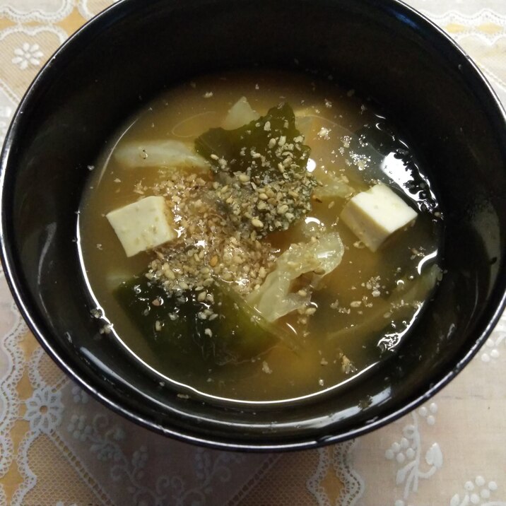 豆腐とわかめのごま味噌汁